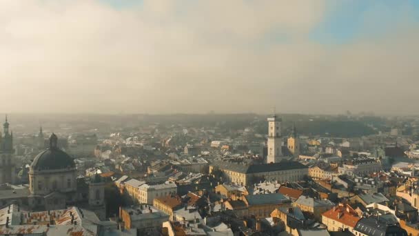 Drone volo sopra la storica città di Leopoli al mattino. Nebbia sulla città. Paesaggi di Ucraina. Vista aerea — Video Stock