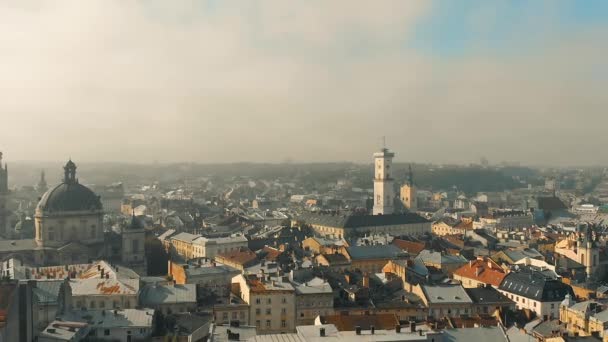 Drönare flygning över den historiska staden Lviv på morgonen. Dimma över staden. Landskap i Ukraina. Flygbild — Stockvideo