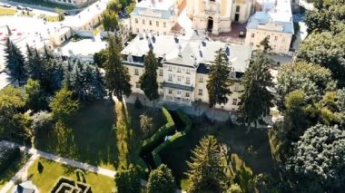 İnsansız hava aracı yazın tarihi Lviv şehrinin üzerinde uçuyor. Ukrayna 'nın manzaraları. Hava görünümü