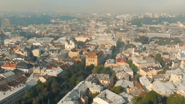 Vuelo en avión no tripulado sobre la histórica ciudad de Lviv por la mañana. Niebla sobre la ciudad. Paisajes de Ucrania. Vista aérea — Vídeos de Stock