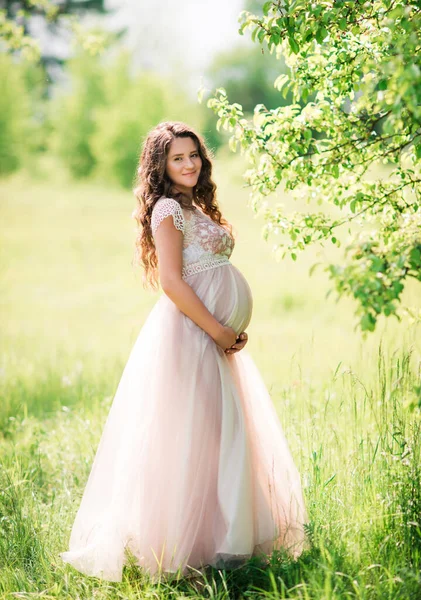 Donna Felice Incinta Abito Bianco All Aperto Campagna Una Calda — Foto Stock