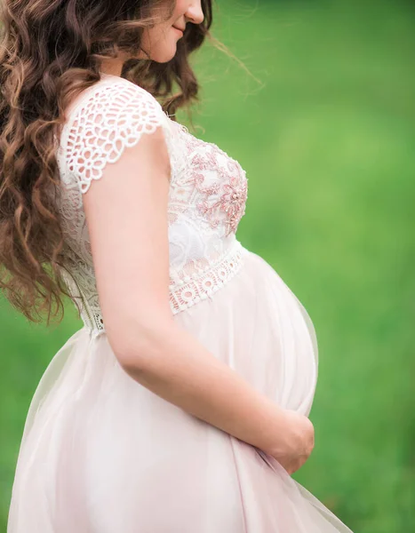 Bella Donna Incinta Sorridente Con Una Buona Figura Abito Estivo — Foto Stock