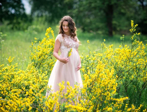 Mujer Feliz Embarazada Hermoso Vestido Campo Amarillo Floreciente Aire Libre — Foto de Stock