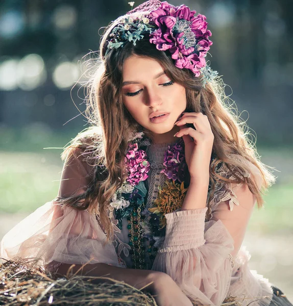 Atrakcyjna Młoda Kobieta Pięknymi Kwiatami Pobliżu Stogu Siana Kwiaty Fryzurze — Zdjęcie stockowe
