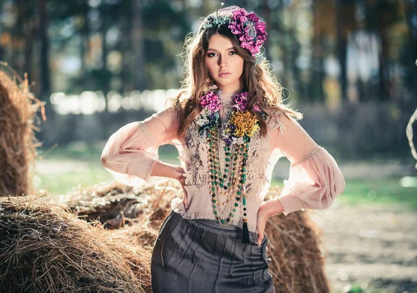 Vonzó Fiatal Gyönyörű Virágokkal Szénakazal Mellett Virágok Frizura Jelmez Ékszerek — Stock Fotó