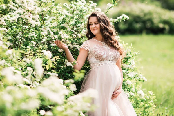 Mujer Feliz Embarazada Hermoso Vestido Campo Floreciente Aire Libre Hermosa — Foto de Stock
