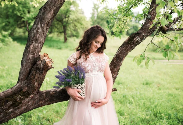 Una Mujer Feliz Embarazada Con Hermoso Vestido Está Pie Cerca — Foto de Stock