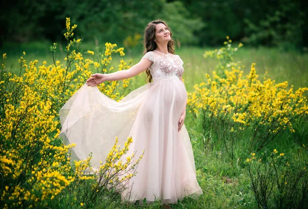 Mujer Feliz Embarazada Hermoso Vestido Campo Amarillo Floreciente Aire Libre — Foto de Stock