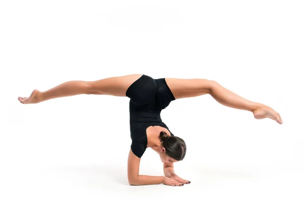 Mulher Jovem Atlética Bonita Sportswear Treinamento Elemento Ginástica Executa Exercícios — Fotografia de Stock