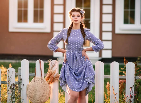 Mulher Atraente Moda Vestido Azul Com Tranças Rua Uma Cidade — Fotografia de Stock