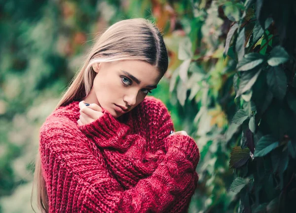 Hermosa Mujer Joven Suéter Punto Rojo Fondo Las Hojas Otoño — Foto de Stock