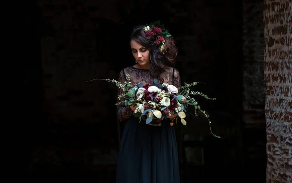 Signora Mistica Abito Nero Con Trucco Con Fiori Tra Capelli — Foto Stock