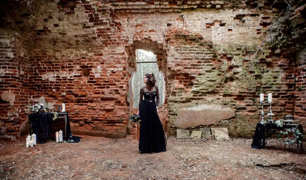 Una Bruna Vestita Nero Sotto Arco Contro Rovine Halloween — Foto Stock