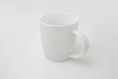 kırpma yolu ile izole beyaz arka plan üzerinde beyaz kupa