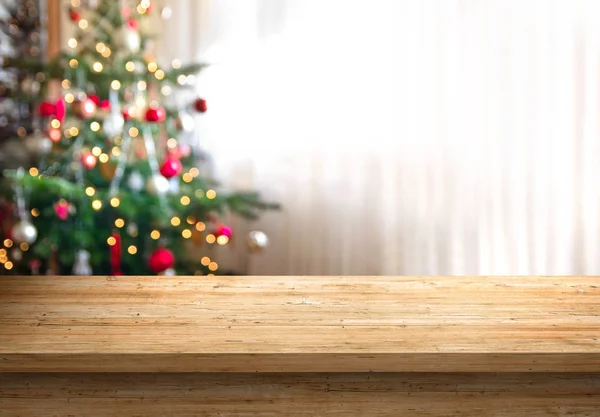 ahşap masa üstü boş ve Noel ağacı arka plan, montaj ürün görüntüleme için uygun ile odası bulanıklık