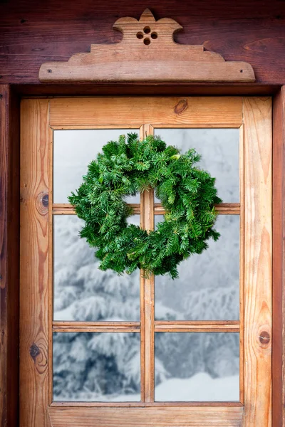 Grinalda Natal Uma Porta Frente Madeira Rústica — Fotografia de Stock