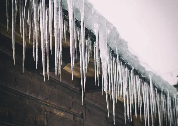 Icicli Appesi Alla Vecchia Casa Rustica — Foto Stock