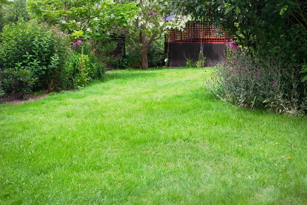 Літній Будинок Прекрасному Садовому Пейзажі Свіжому Зеленому Фоні Газону Великою — стокове фото