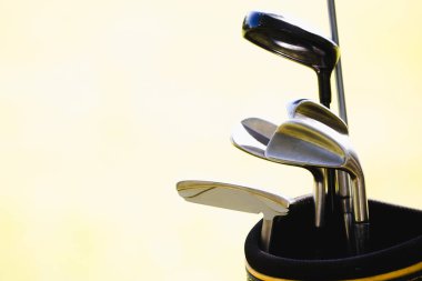 Spor golf kulüpleri yeşil alan arka plan üzerinde eğitim ayarla