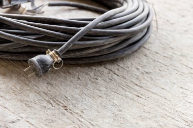 İnşaat çalışmalarında kullanılan güç fişler elektrikli tel.