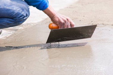 Şantiyelerde işçiler ile beton zemin alçı.