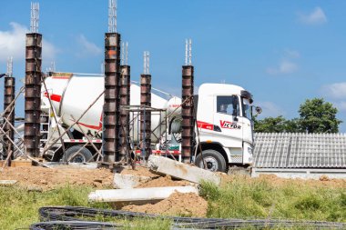 Burirum, Tayland - 6 Kasım 2015: Beton karışımı ayağı inşaat site nangrong Burirum Tayland içinde.