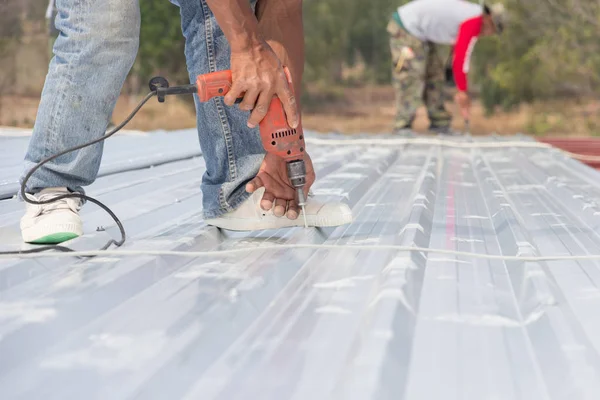 Hombre Trabajando Techo Queso Metal Construcción Del Sitio — Foto de Stock