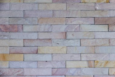 Duvarlar kumtaşı malzeme ile dekore edilmiştir