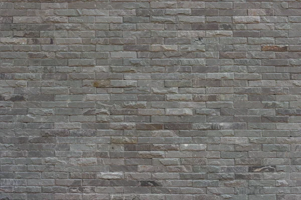 Duvarlar kumtaşı malzeme ile dekore edilmiştir