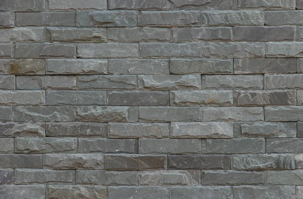 Duvarlar kumtaşı malzeme ile dekore edilmiştir