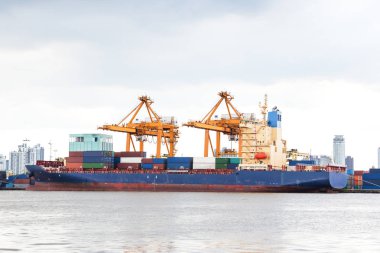 Endüstriyel iş limanda nakliye konteyner yükleme