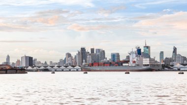 Endüstriyel iş limanda nakliye konteyner yükleme