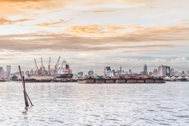 Bangkok, Tayland - 2 Eylül 2017: limanda Bangkok Tayland nakliye konteyner yükleme Endüstriyel iş.