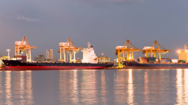 Endüstriyel gece iş limanda nakliye konteyner yükleme
