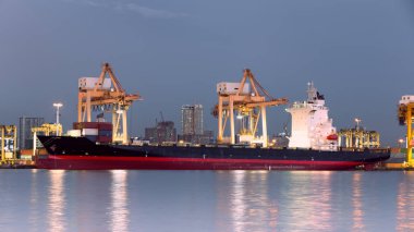 Endüstriyel gece iş limanda nakliye konteyner yükleme