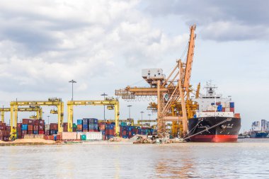 Bangkok, Tayland - 3 Eylül 2017: limanda Bangkok Tayland nakliye konteyner yükleme Endüstriyel iş.