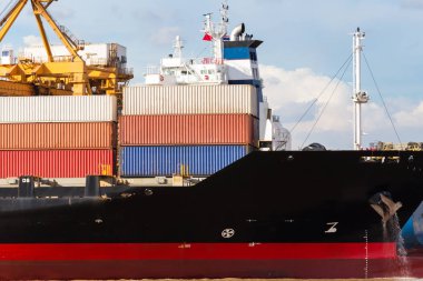 Endüstriyel iş limanda nakliye konteyner yükleme