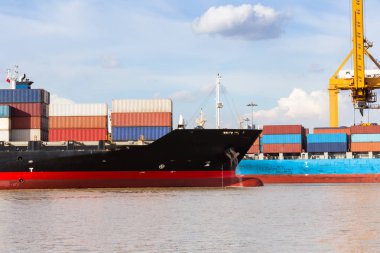 Endüstriyel iş limanda nakliye konteyner yükleme