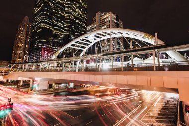 Landmark chong Bangkok'un gece Tayland arka planda Bts İstasyonu