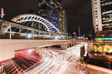 Landmark chong Bangkok'un gece Tayland arka planda Bts İstasyonu