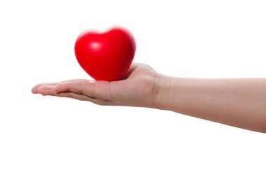 Beyaz arka plan, kırpma yolu üzerinde elinde kırmızı kalp