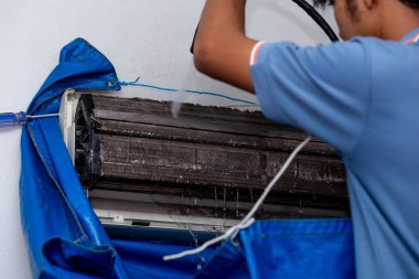 Erkek işçi elektrikçi Klima kirli ev temizleme