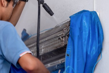 Erkek işçi elektrikçi Klima kirli ev temizleme