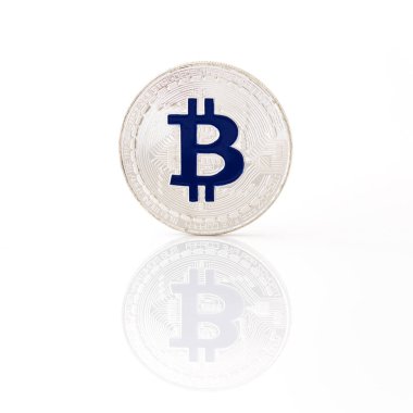 Beyaz arka plan üzerinde mali iş kavramı izole Bitcoin