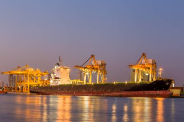 Nakliye çalışma yükleme Konteyner Vinç gece gemide