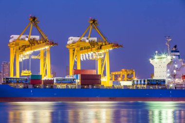 Nakliye çalışma yükleme Konteyner Vinç gece gemide