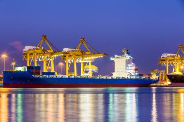 Nakliye çalışma yükleme Konteyner Vinç gece gemide
