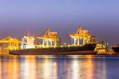 Nakliye çalışma yükleme Konteyner Vinç gece gemide