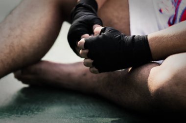 Asya genç erkek Tay boks el boks, boks eldivenleri için sarar