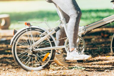 Spor erkek bisikletçi binme dağ bisikleti Park. Yaz aylarında spor hayat kavramı